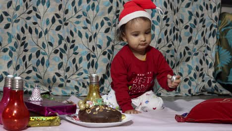 Lindo-Bebé-Disfrutando-De-La-Celebración-De-Nochebuena-En-Casa-Por-La-Noche-Desde-Un-ángulo-Diferente