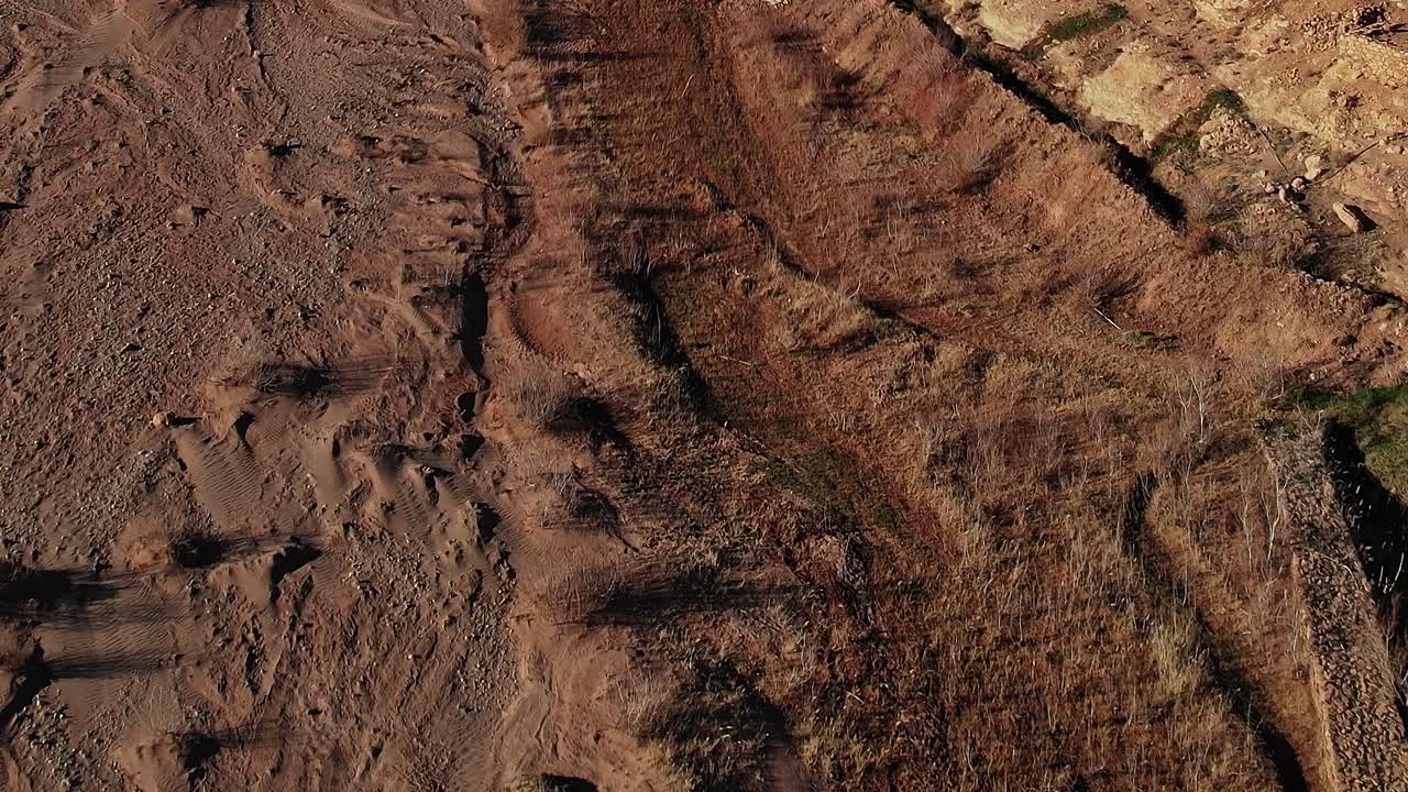 Veduta aerea di un letto di fiume asciutto in Marocco con palme sullo sfondo