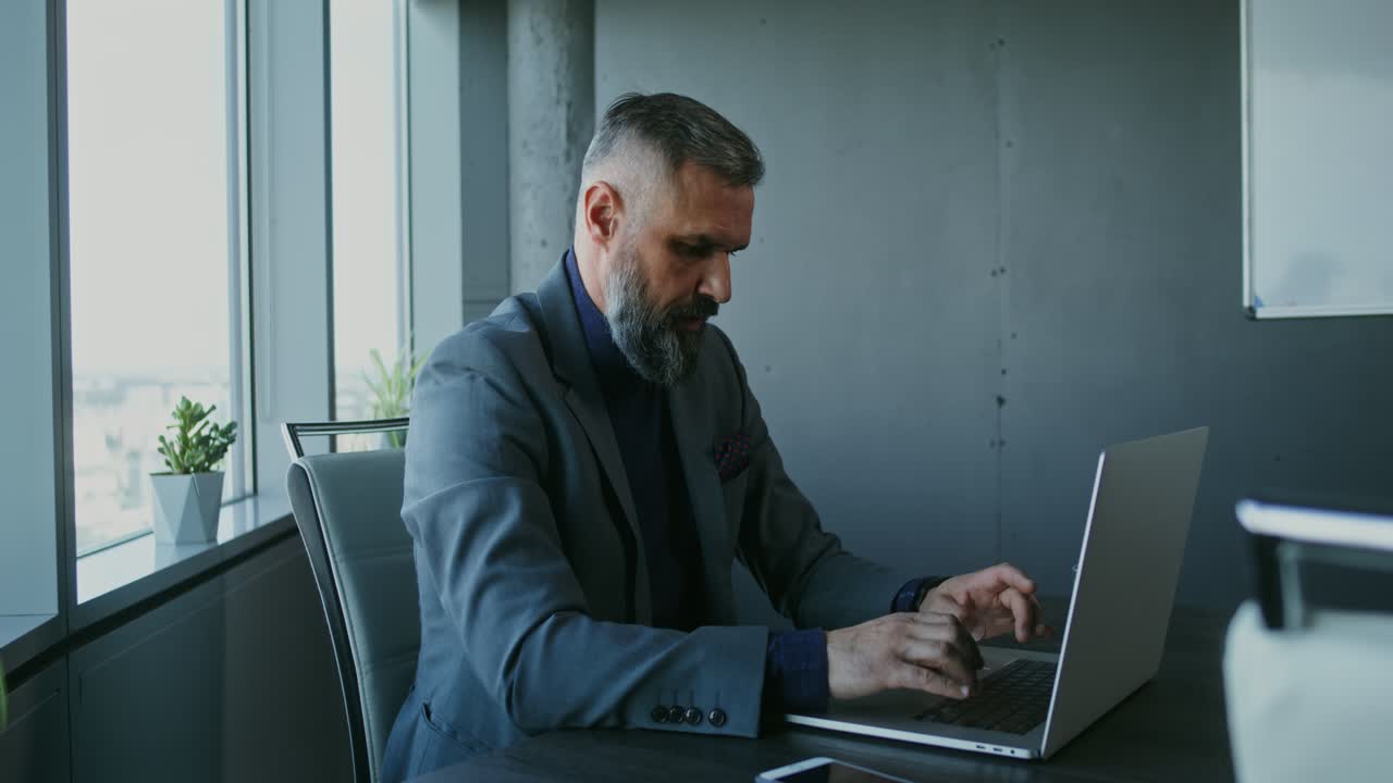 hombre de negocios trabajando en una computadora portátil en una oficina moderna