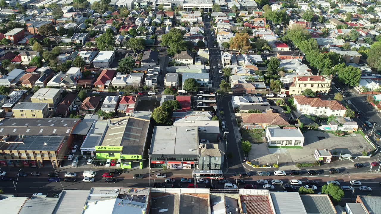 아침 피크 시간 동안 이동하는 도심 교통의 부드러운 조감도 추적 및 줌 샷