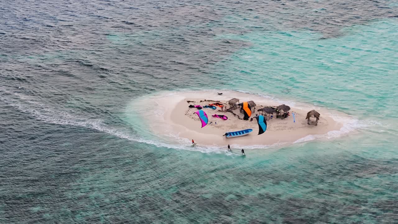 카이트보딩과 수중 스포츠를 즐길 수 있는 섬 모험