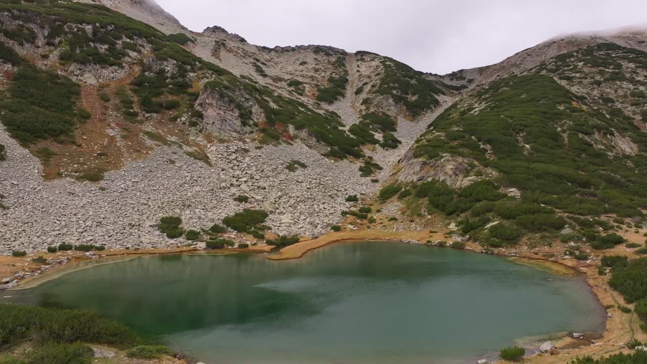 Lago di montagna giace tranquillo nella natura selvaggia alpina, Bulgaria