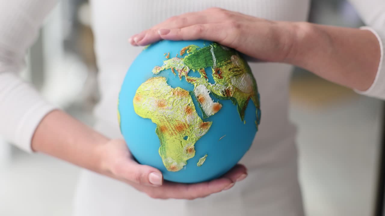 manos sosteniendo un globo