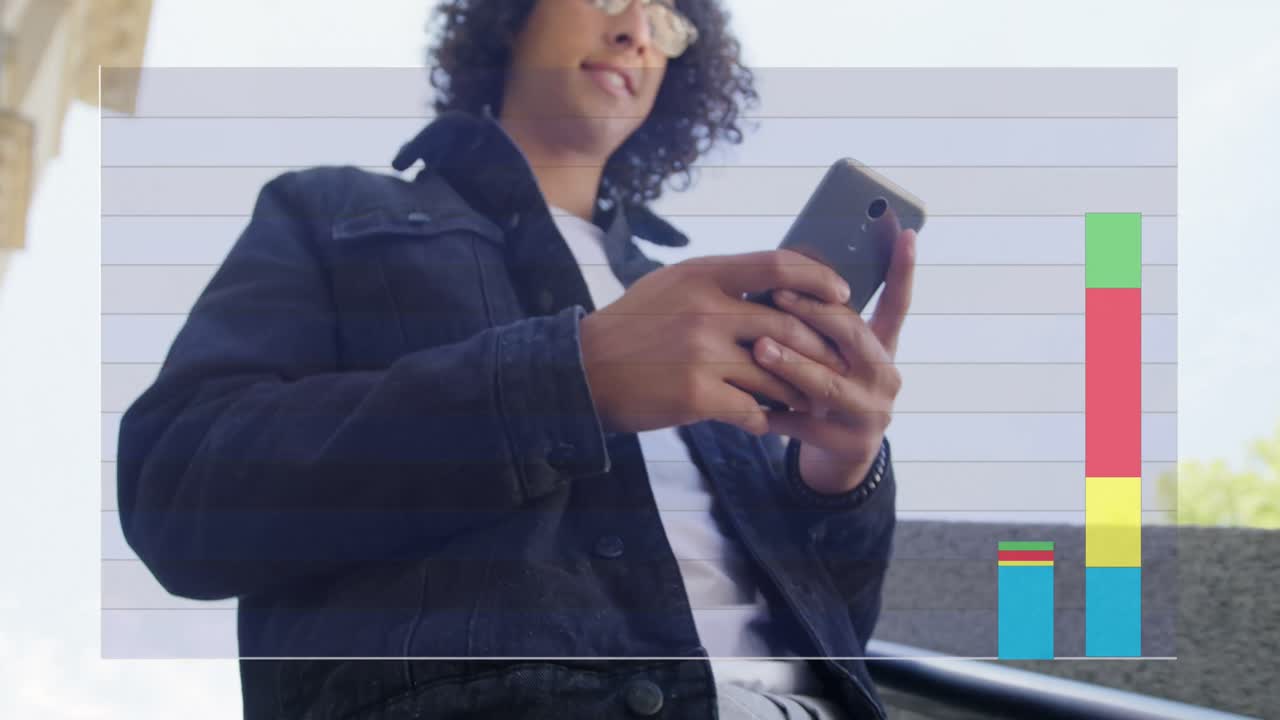 animación de un gráfico colorido sobre un hombre biracial sonriente que usa un teléfono inteligente en la calle