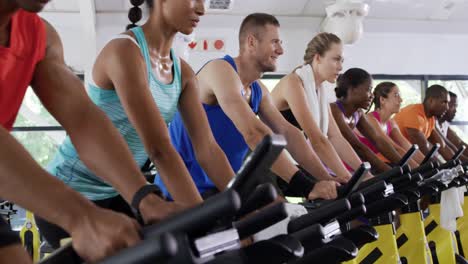 hacer ejercicio en bicicletas de ejercicio en un gimnasio