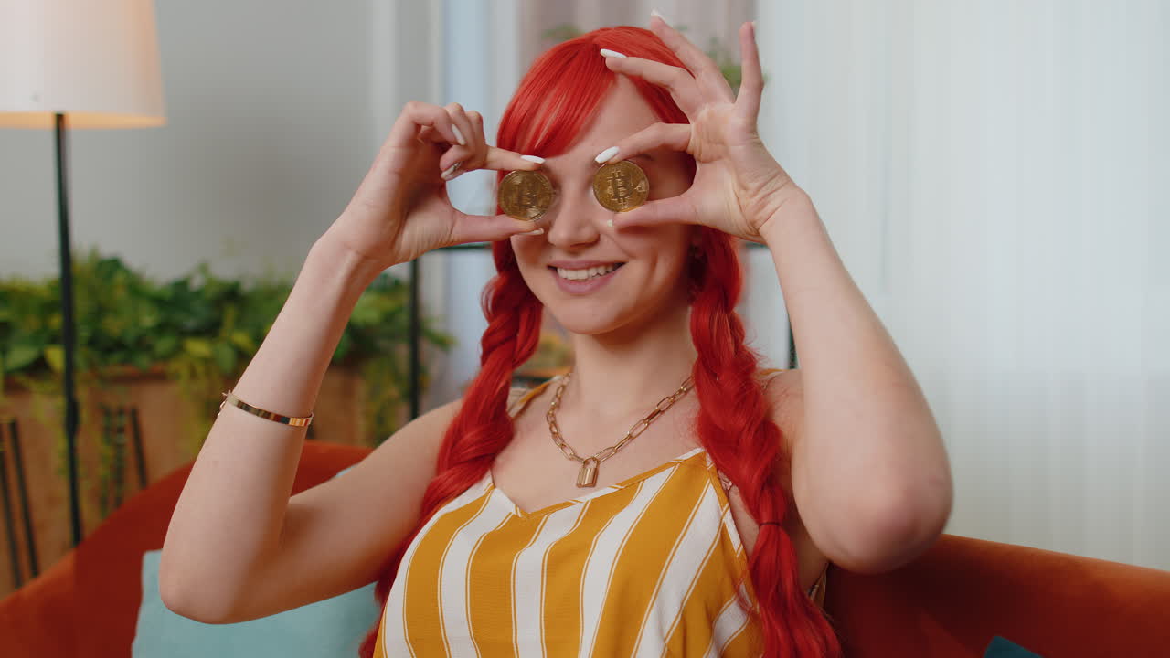 chica comerciante de acciones ganando bitcoins después de monitoreo en línea operaciones de comercio minería mantener monedas btc