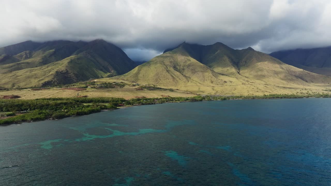 vista de las montañas costeras de hawai