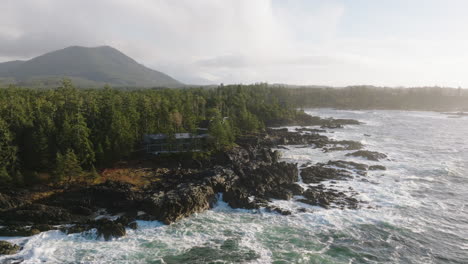 video de avión no tripulado al atardecer en ucluelet, columbia británica, canadá sobre el océano y el bosque