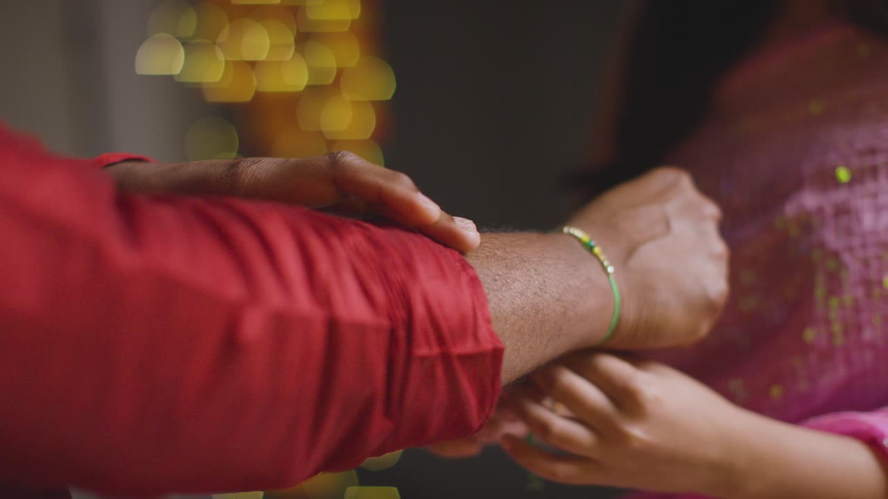 la hermana ata rakhi y el hermano se burla con dinero para raksha bandhan