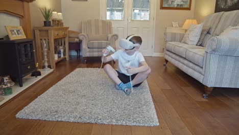 niño con gafas de realidad virtual juega en la sala de estar