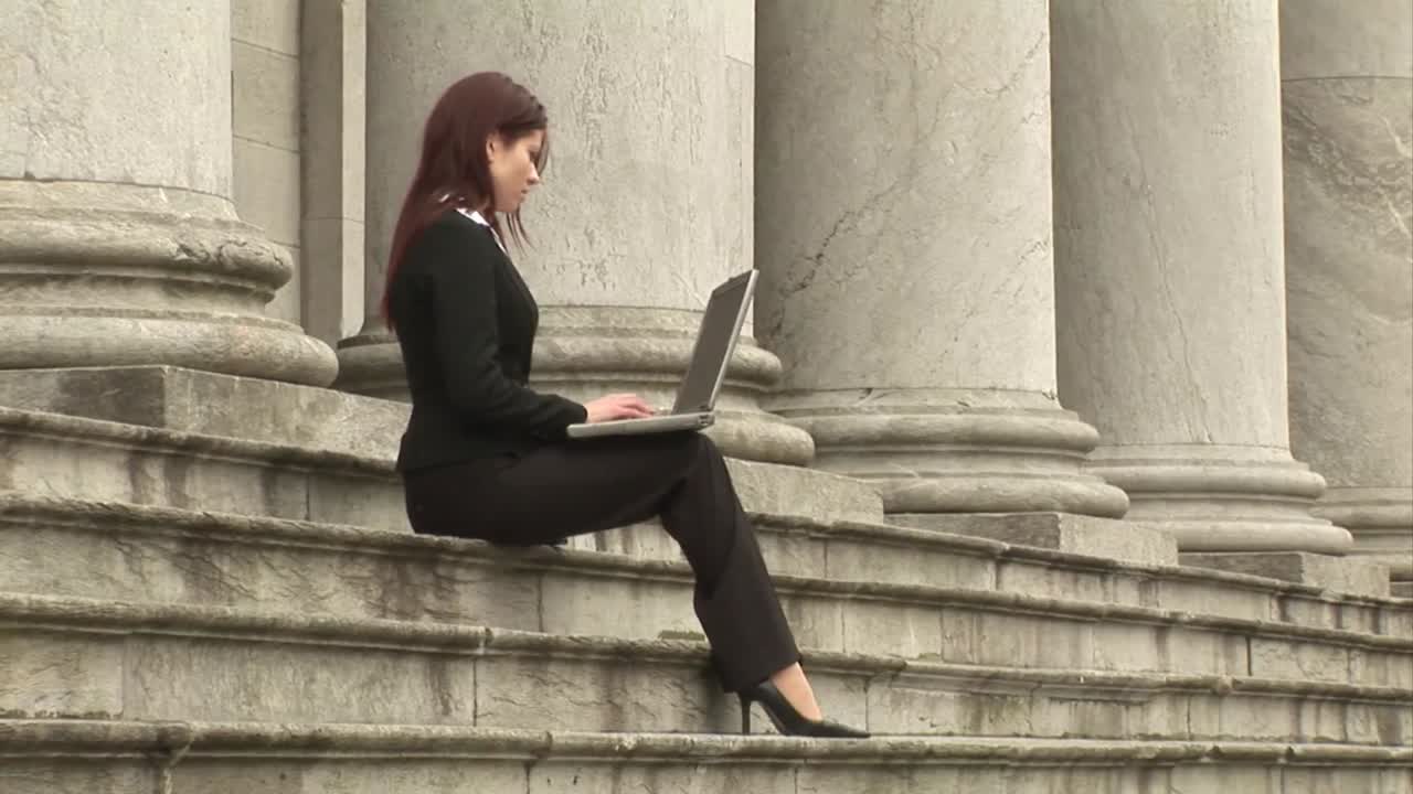 деловая женщина, работающая на открытом воздухе