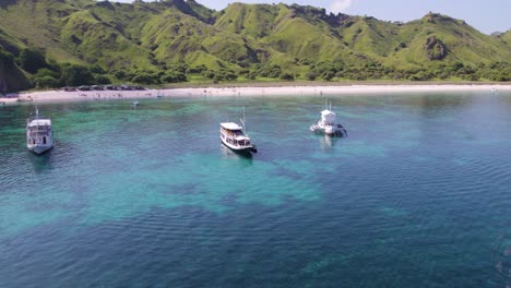 Tourismusboote-In-Der-Strandbucht-Der-Insel-Komodo-–-Malerische-Luftlandschaft