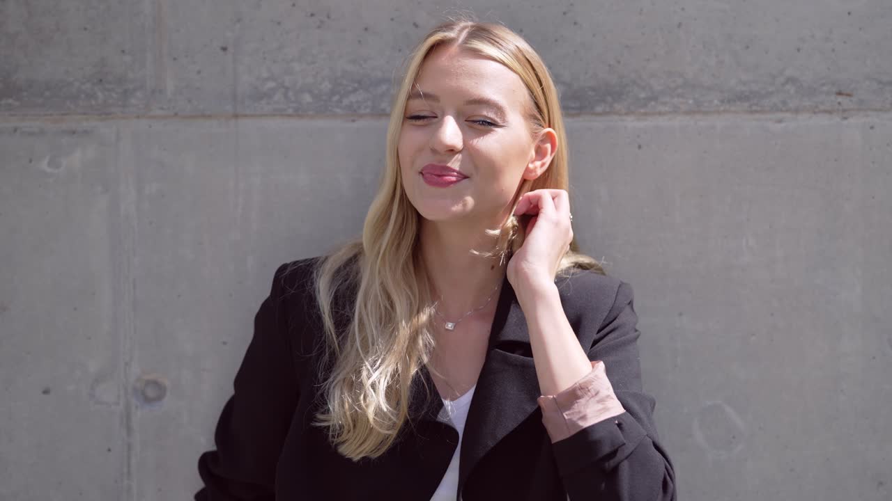 블레이저를 입은 웃는 여자