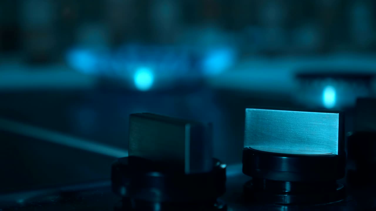 부에 있는 스토브에 가스가 불타고 있다. 손가락으로 가스 브를 돌려라.