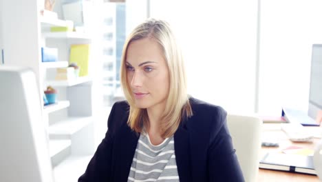 Businesswoman-working-on-computer-