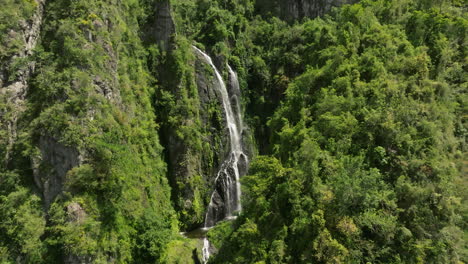 Waterfall-reveal-at-Ca-n-San-Crist-bal