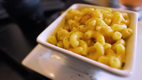 vista de cerca de macarrones con queso calientes en un restaurante de comida para el alma