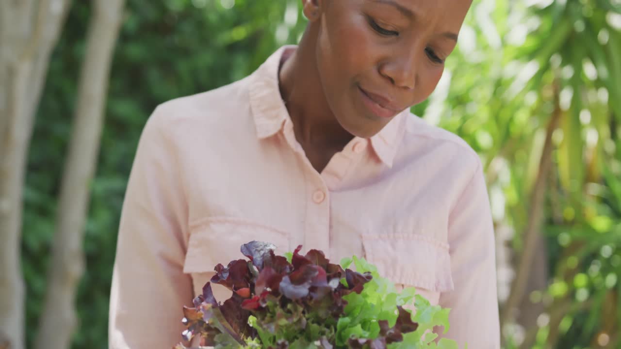 mujer con ensalada en el jardín