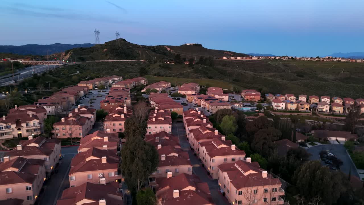 vista aérea de un barrio residencial suburbano