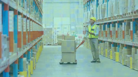 trabajador masculino caucásico de alto nivel tirando de una paleta llena de cajas de entrega en un almacén