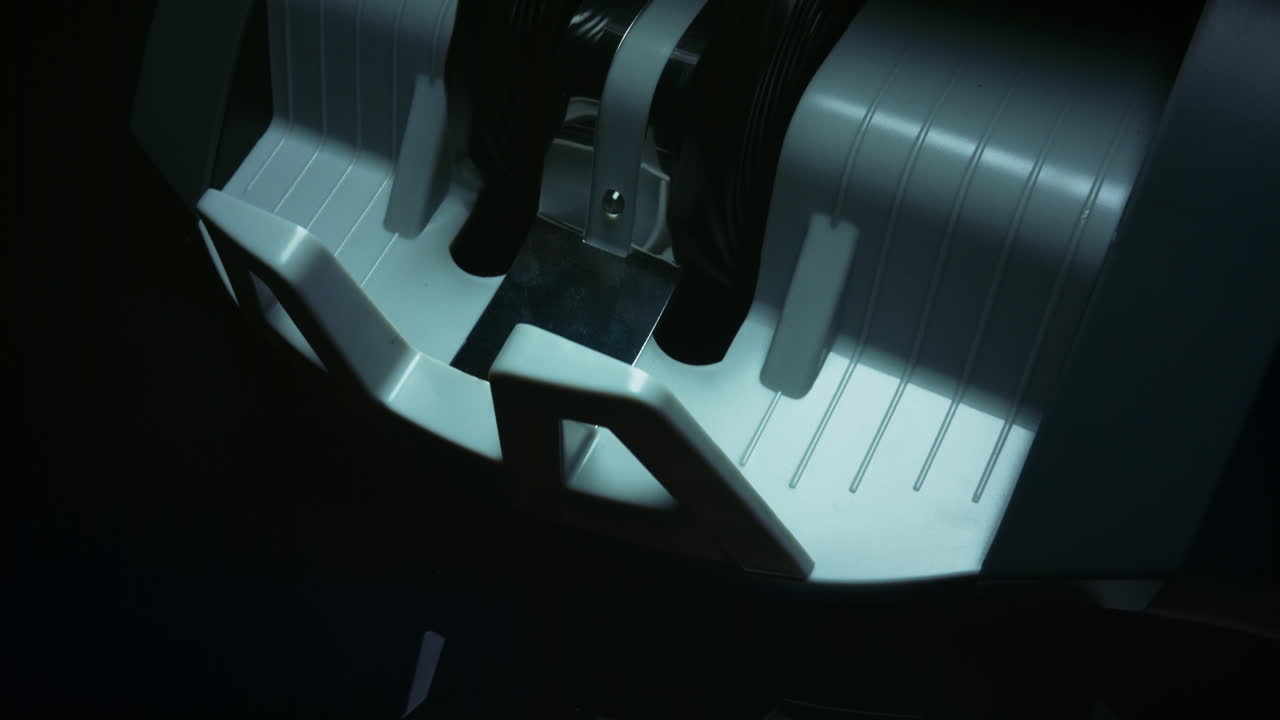 달러를 계산하는 기계에 있는 지폐