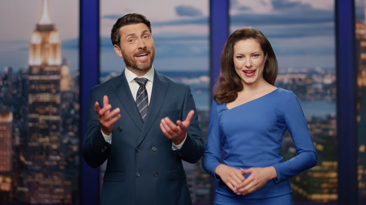 los reporteros de televisión carismáticos hablando por la mañana de las últimas noticias de cerca.