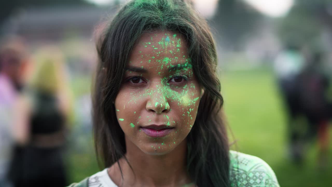 primer plano de una mujer multirracial mirando a la cámara en el festival de holi.