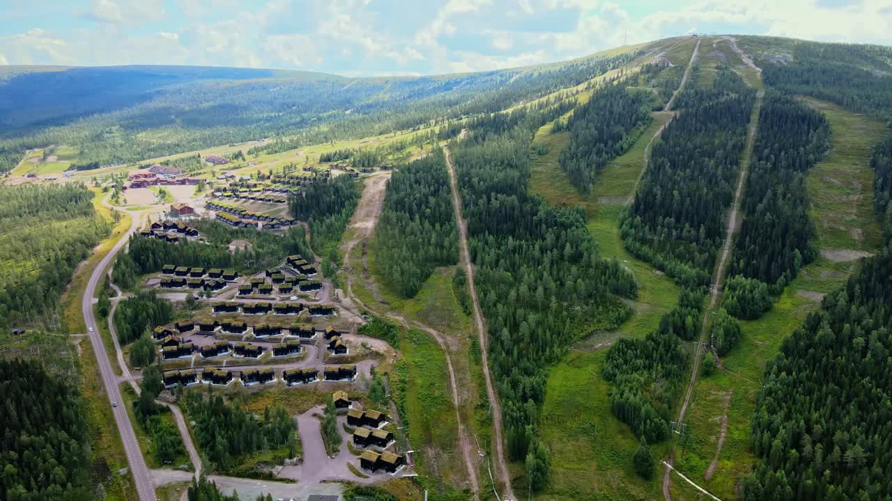 스웨덴 살렌에서 여름 동안 스키 리조트가 있는 산비탈에 있는 스키 롯지