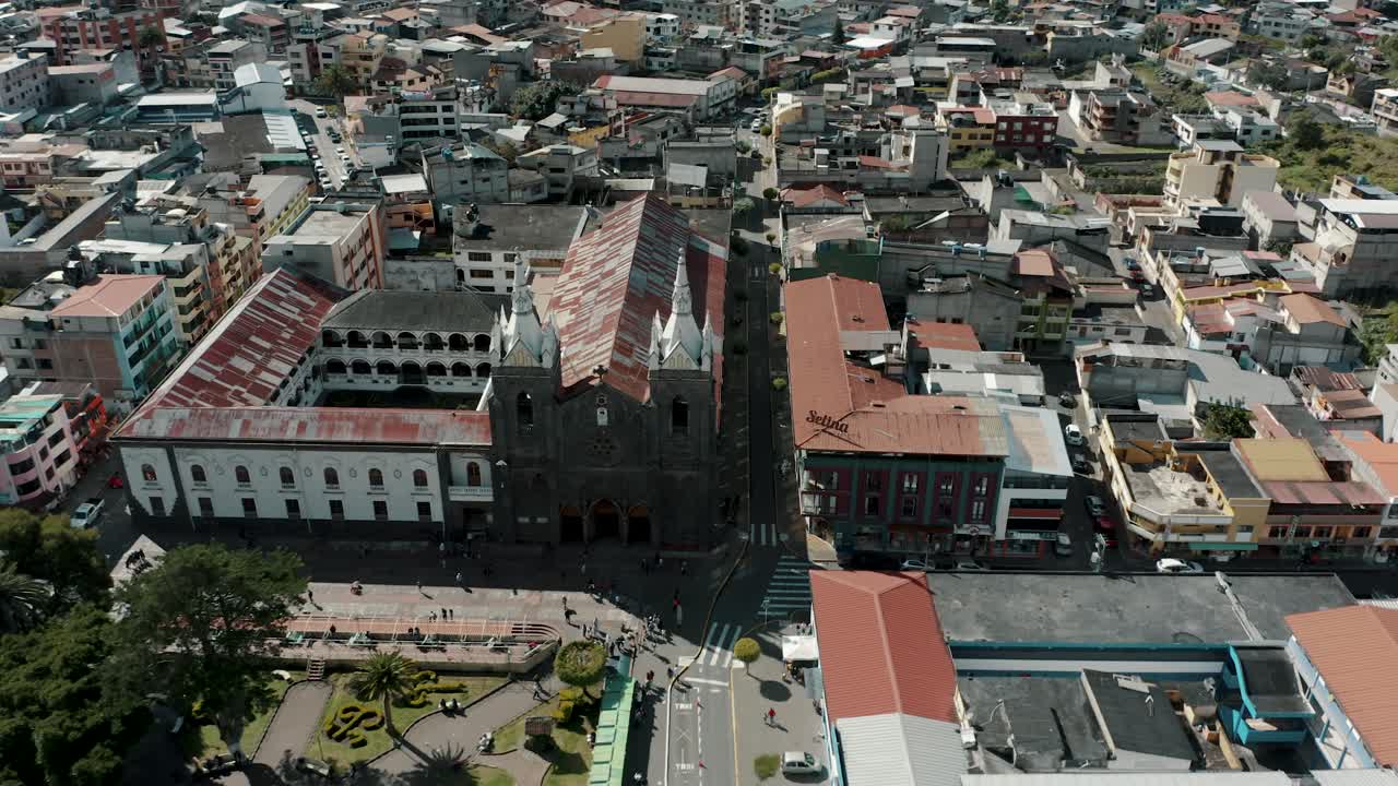 nuestra señora del rosario de agua santa iglesia y parque la basílica en la ciudad de baños, ecuador