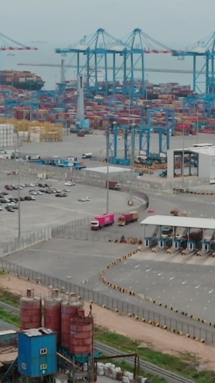 Pekerja memindahkan kargo dan truk mengangkut barang di Pelabuhan Tema di Accra, Ghana