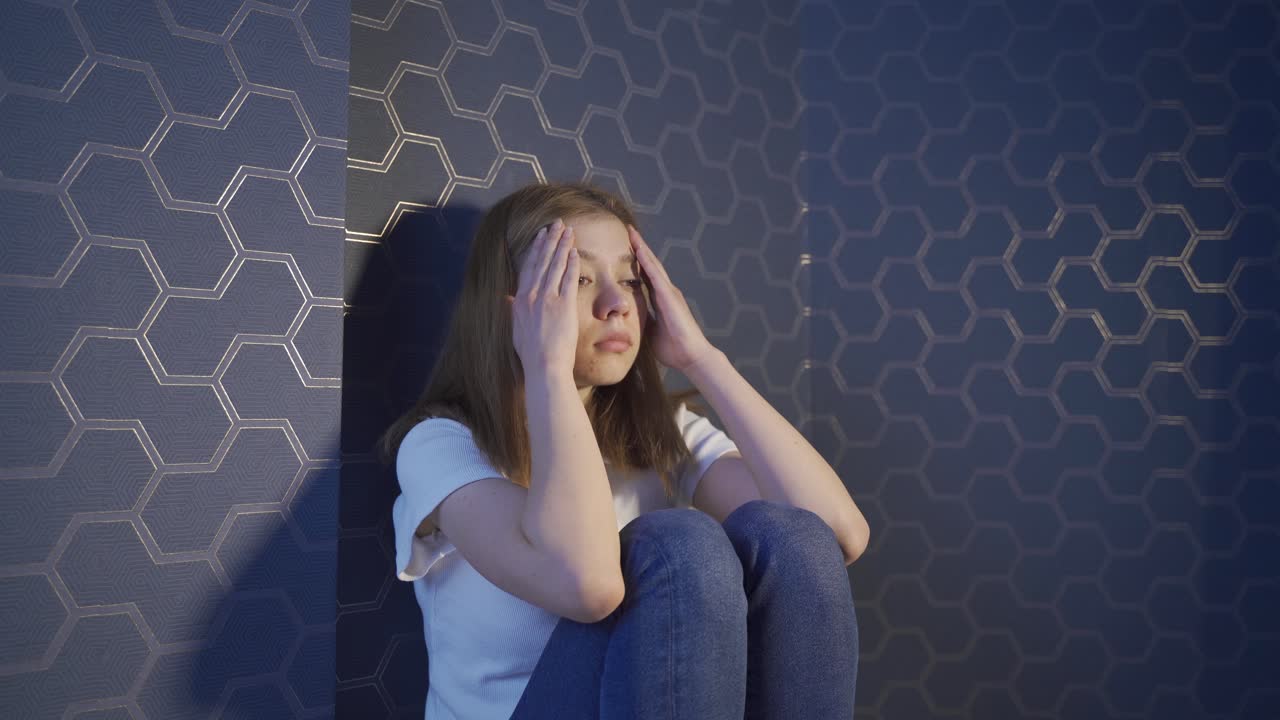 una chica deprimida, infeliz y reprochadora.