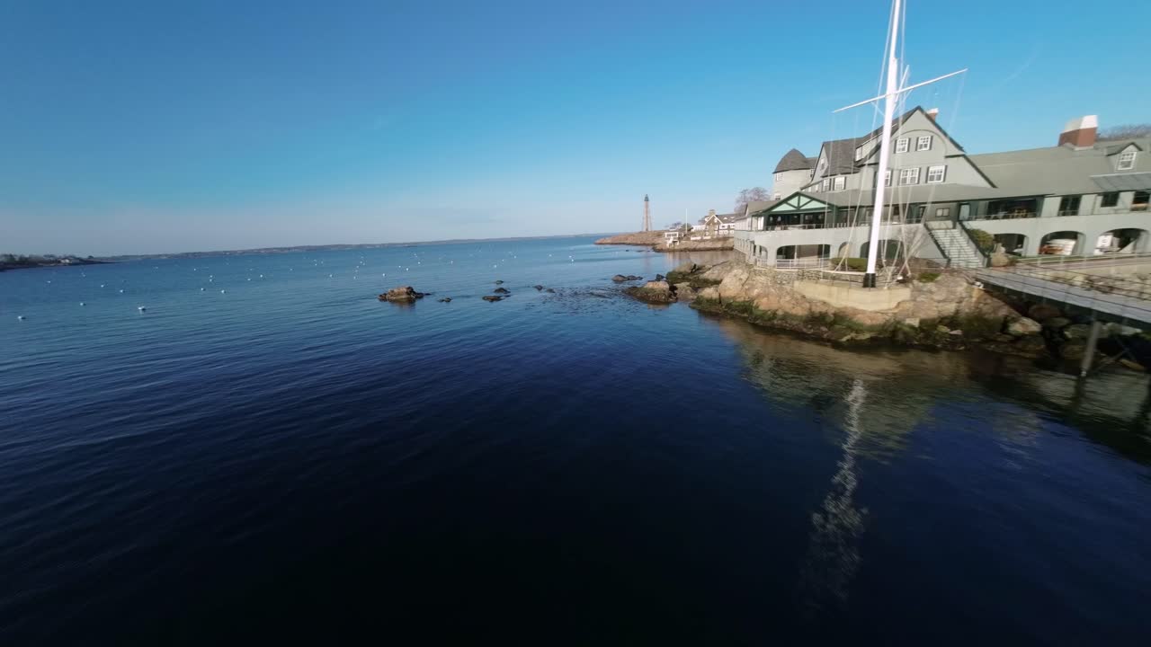 마사추세츠의 마블헤드 등대 주변의 fpv 드론 영상