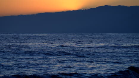 Olas-Del-Océano-Pacífico-Al-Atardecer-Dorado---Ampliadas-En-Cámara-Lenta