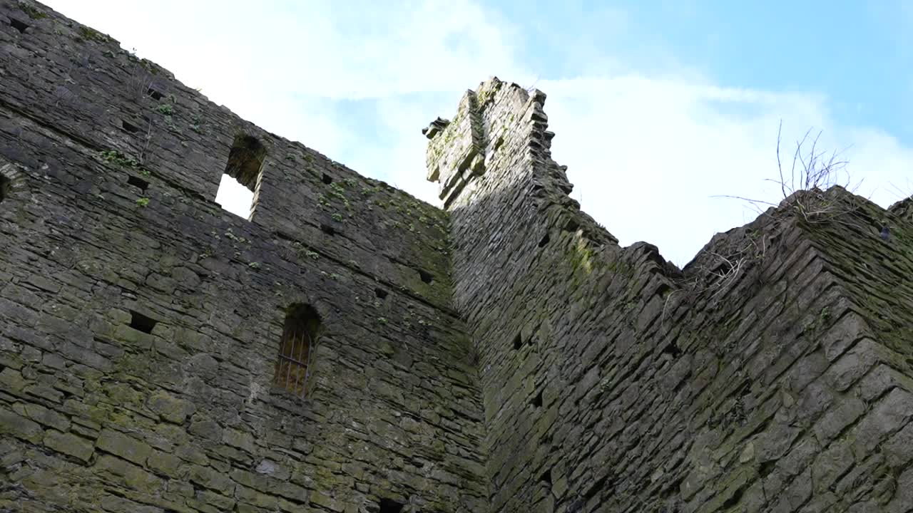 nubes que se mueven sobre las ruinas del castillo de oystermouth en un día soleado en los murmuros, gales