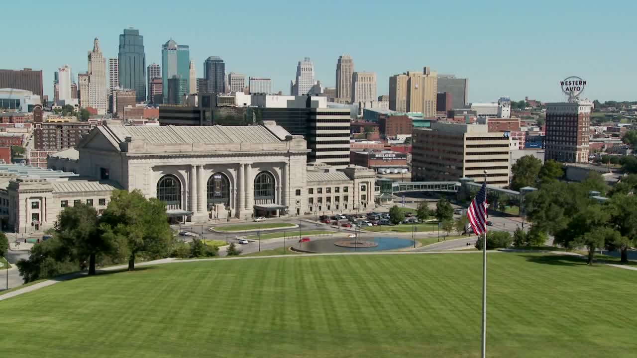 전경 1의 유니언 스테이션을 포함한 캔자스 시티 미주리 스카이라인의 낮 전망