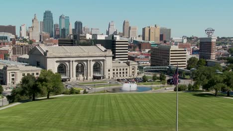 美國密蘇里州堪薩斯市的天際線,包括前景中的聯合火車站 (union station)