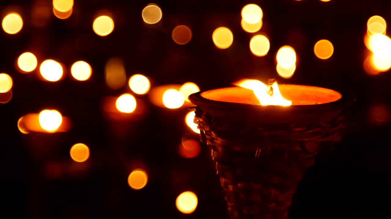 lámpara de aceite con luces de colores círculos bokeh en la oscuridad