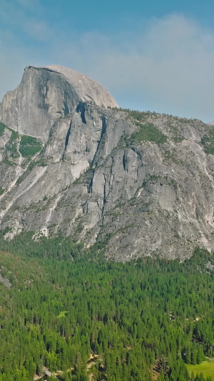 Yosemite Ulusal Parkı'nda bulunan eşsiz granit monolit
