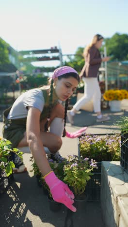 un adolescente haciendo jardinería en un mercado de flores