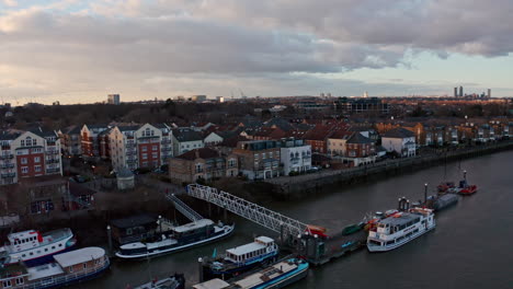 El-Dron-De-Dolly-Forward-Se-Disparó-Sobre-El-Muelle-De-Chiswick-En-El-Oeste-De-Londres-Al-Atardecer