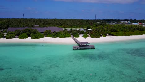 Cerrar-La-Deriva-Aérea-Del-Muelle-De-Maldivas-En-Una-Isla-Apartada