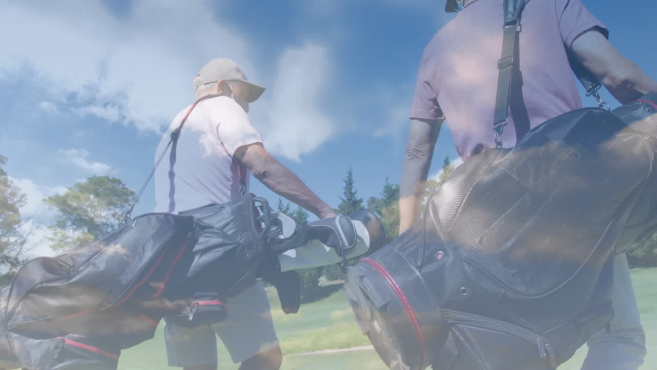 골프 코스에서 코카시안 남성 골프 선수 위의 구름의 애니메이션