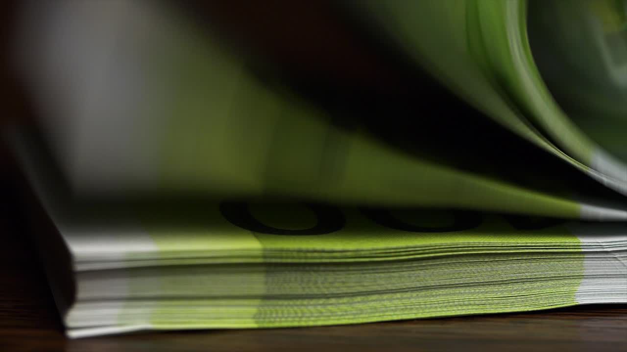 pila enrollada de billetes de euro