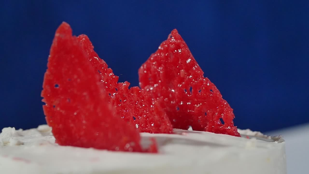 빨간색 질이 있는 장식된 케이크의 클로즈업