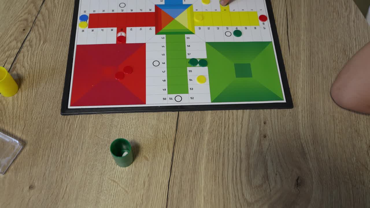 Immagini di un gioco da tavolo di Ludo