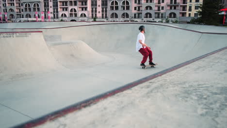 patinador realizando trucos en un parque de patinaje