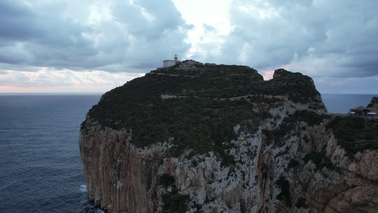 사르데니아 의 케이프 카키아: 해가 지는 동안 사르데니아 섬 에 있는 이 유명한 케이프 의 등대 와 절벽 의 멋진 원형 공중 전망