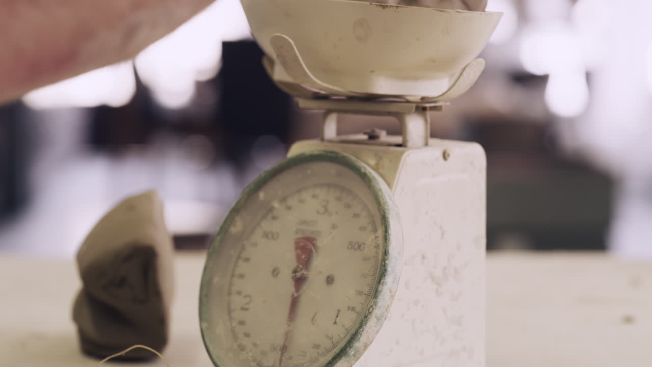 escultura de arcilla en una escala