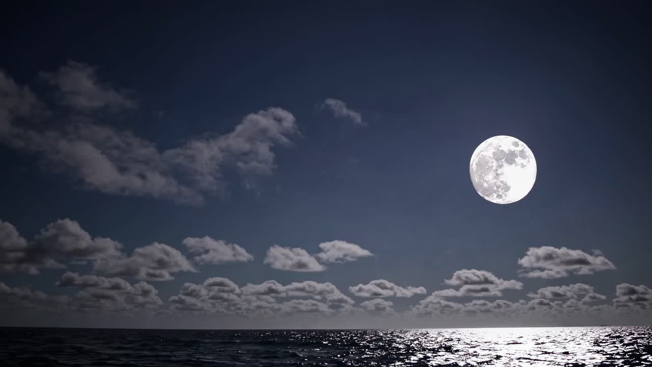 Um vídeo sereno de paisagem marítima noturna com uma lua cheia iluminando o oceano.