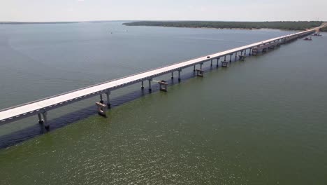 Este-Es-Un-Video-Aéreo-Del-Puente-De-La-Autopista-377-Que-Cruza-El-Lago-Texoma-Y-El-Río-Rojo-Desde-Oklahoma-Hasta-Texas.